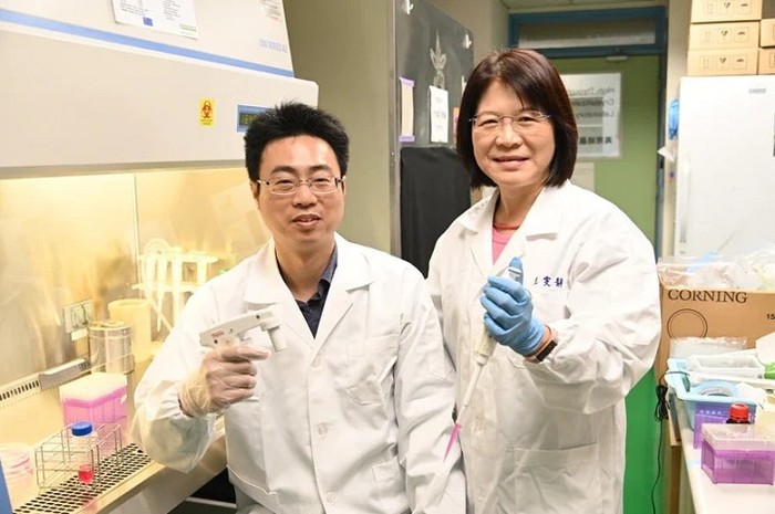 清華生科系教授王雯靜（右）、生資所副教授蘇士哲共同發表研究，解開新冠病毒高傳染力之謎。圖／清大提供